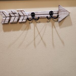 Rustic Arrow Wall Hook Decor in White and Black